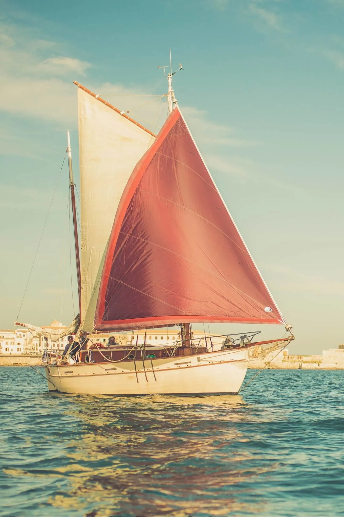 Charter a 9m Cantieri Grasso Tahiti Ketch in Siracusa