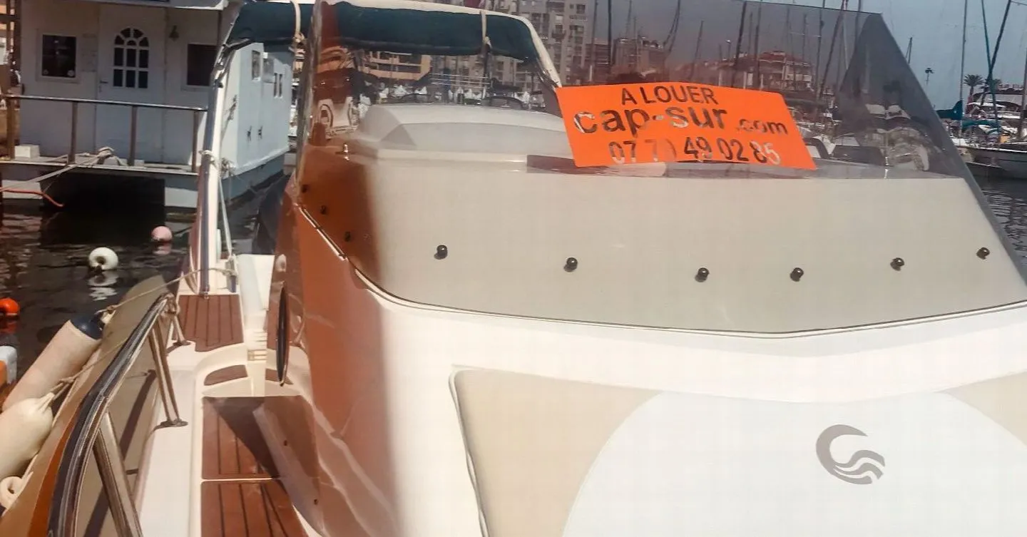9.6m Saint-Cyprien Motor Boat Capelli Tempest 1000 Hire