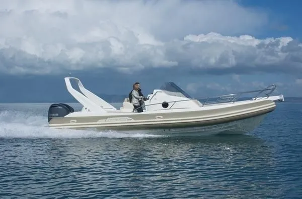 9.6m Saint-Cyprien Motor Boat Capelli Tempest 1000 Hire