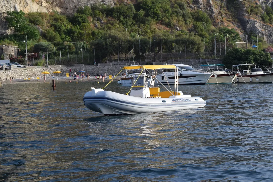 6.26m Sorrento Motor Boat Capelli Tempest 626 Hire