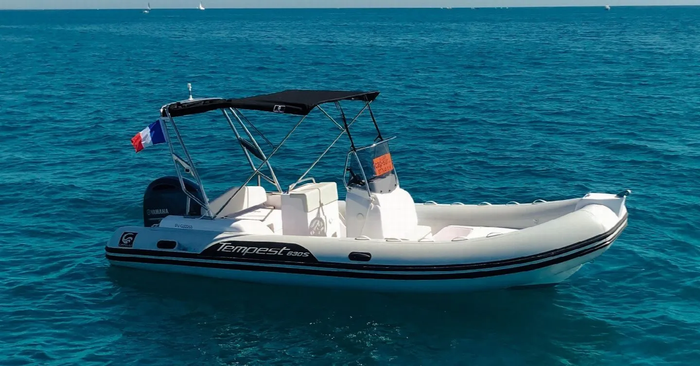 Explore Saint-Cyprien on a 6.25m Rental Motor Boat
