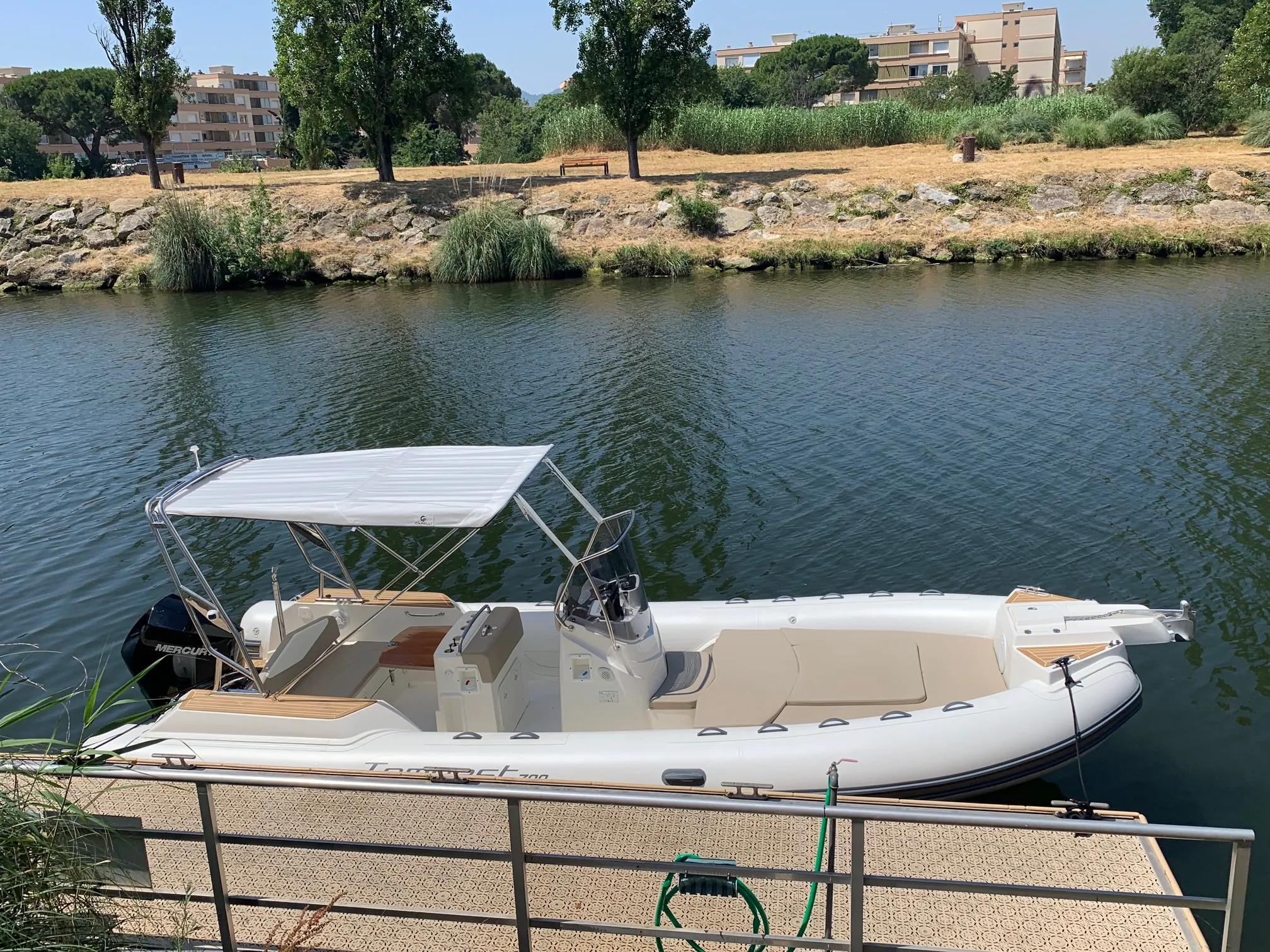 Coquindesort Charter Boat