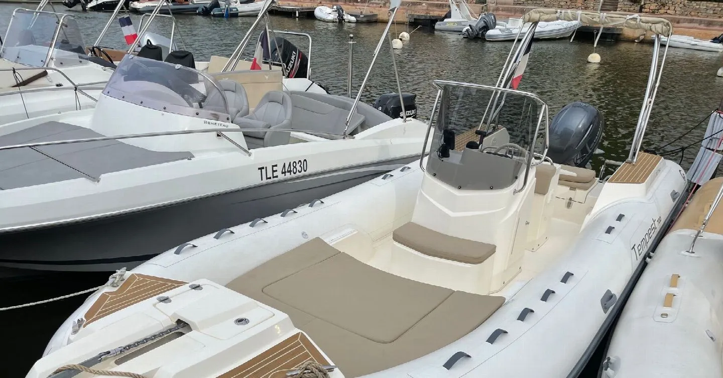 Rent a 7.15m Capelli Tempest 700 Motor Boat in Cogolin