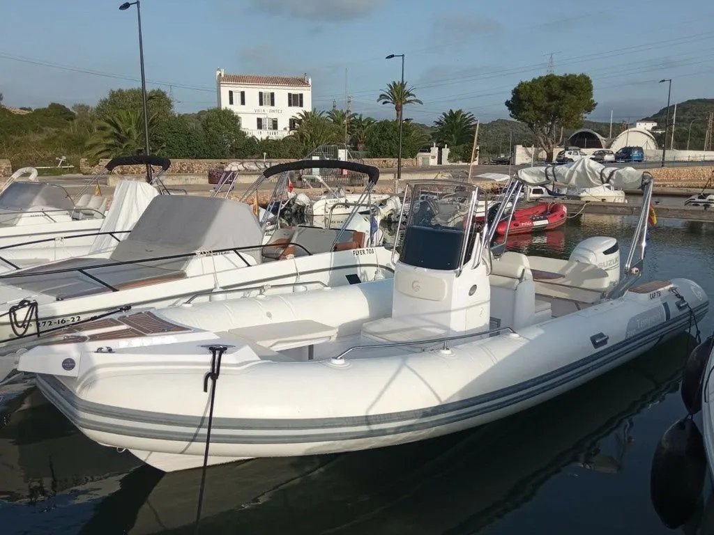 Charter a 7.8m Boat in Mahón