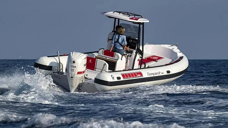 Portimao Kiralık Capelli Tempest 750 7.48m Motorlu Tekne