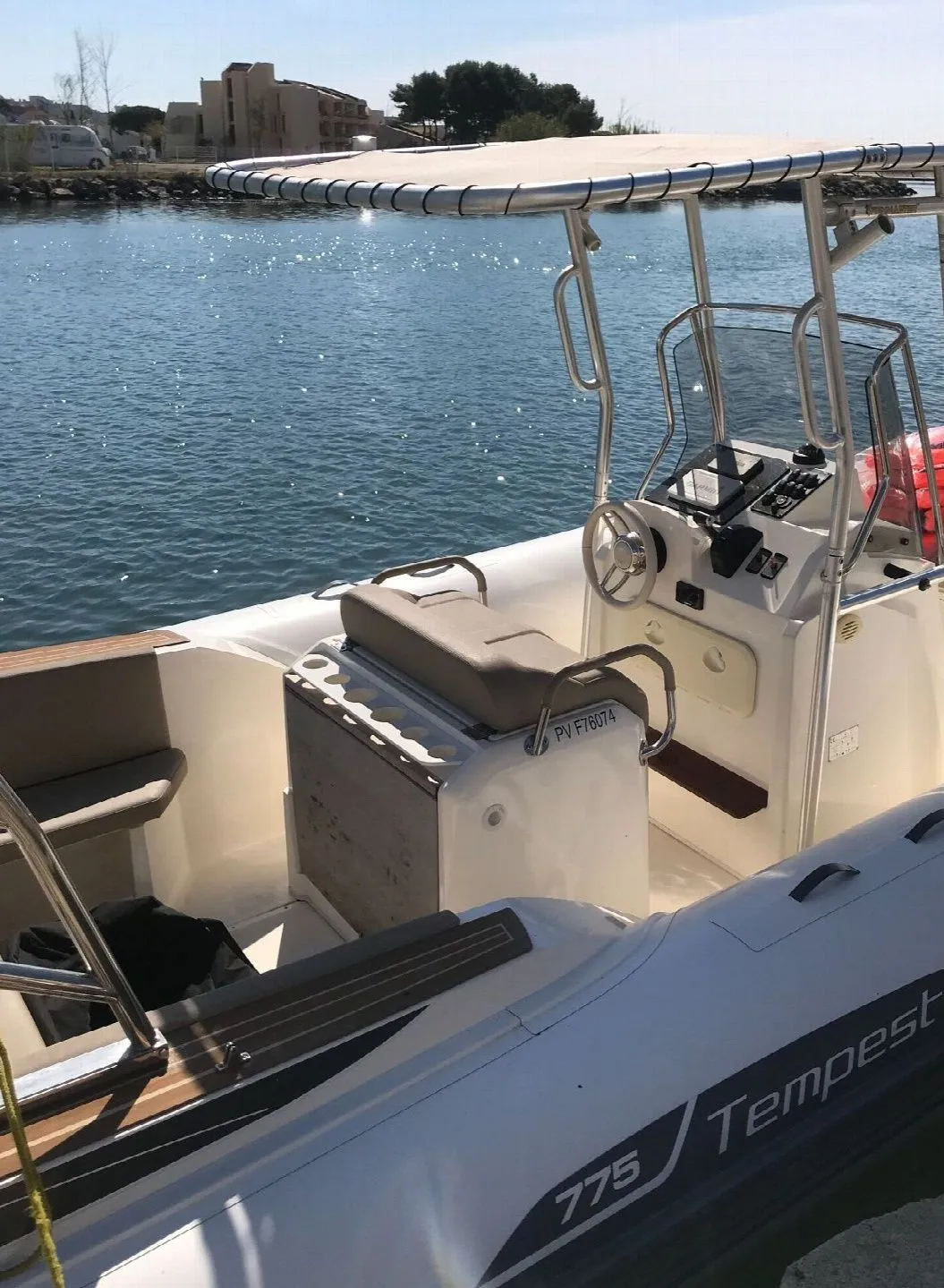 Rent a 7.75m Capelli Tempest 775 in Saint-Cyprien