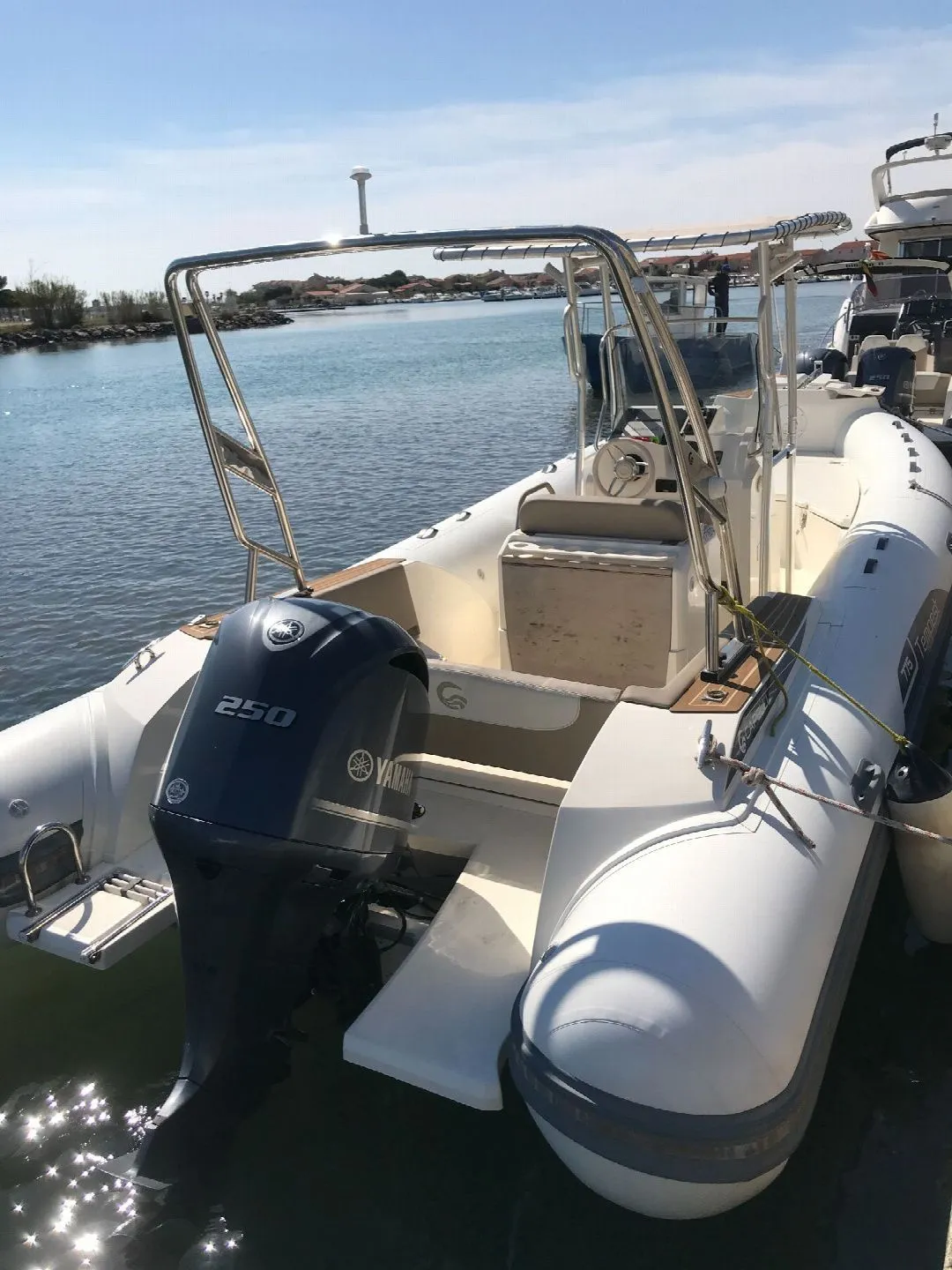 Rent a 7.75m Capelli Tempest 775 in Saint-Cyprien