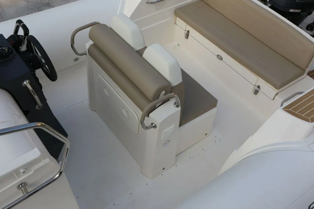 Charter a 8.5m Motor Boat Capelli Tempest 850 in Beaulieu-sur-Mer