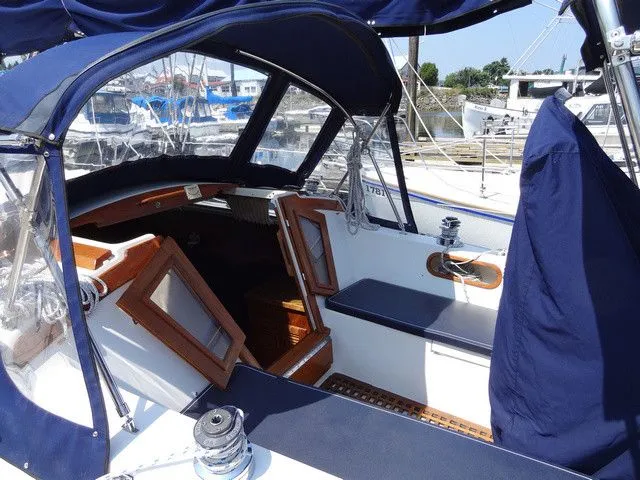 Explore Nanaimo on a 9.12m Rental Catalina 30
