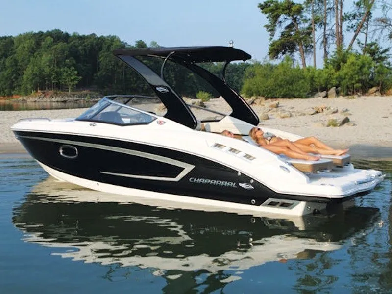 Charter a 7.8m Chaparral 257 SSX in Setúbal
