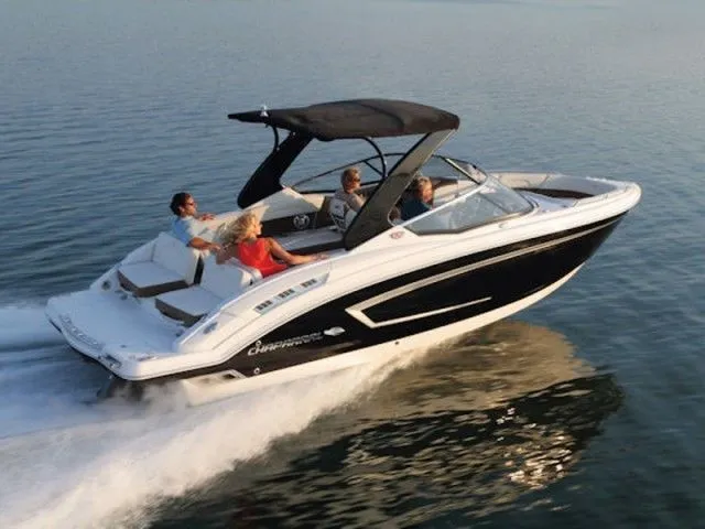 Charter a 7.8m Chaparral 257 SSX in Setúbal
