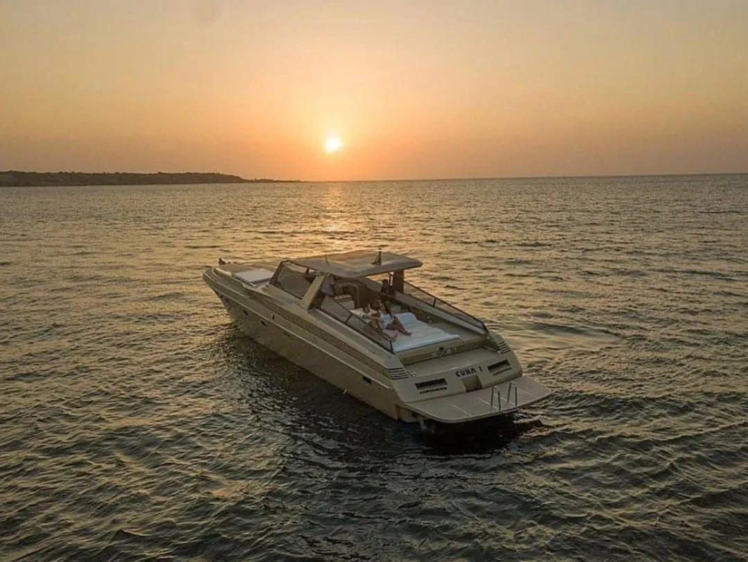 Cuna 1 Charter Boat