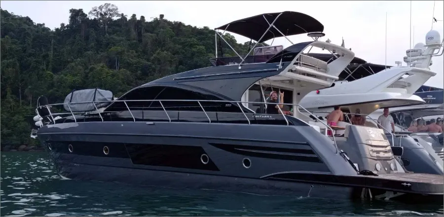 Rent a 18m Boat in Guarujá