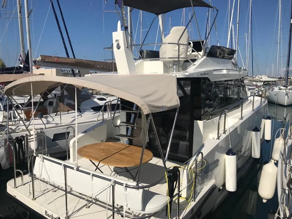 Charter a 11.4m Motor Yacht Cobra Futura 40 in Sukosan