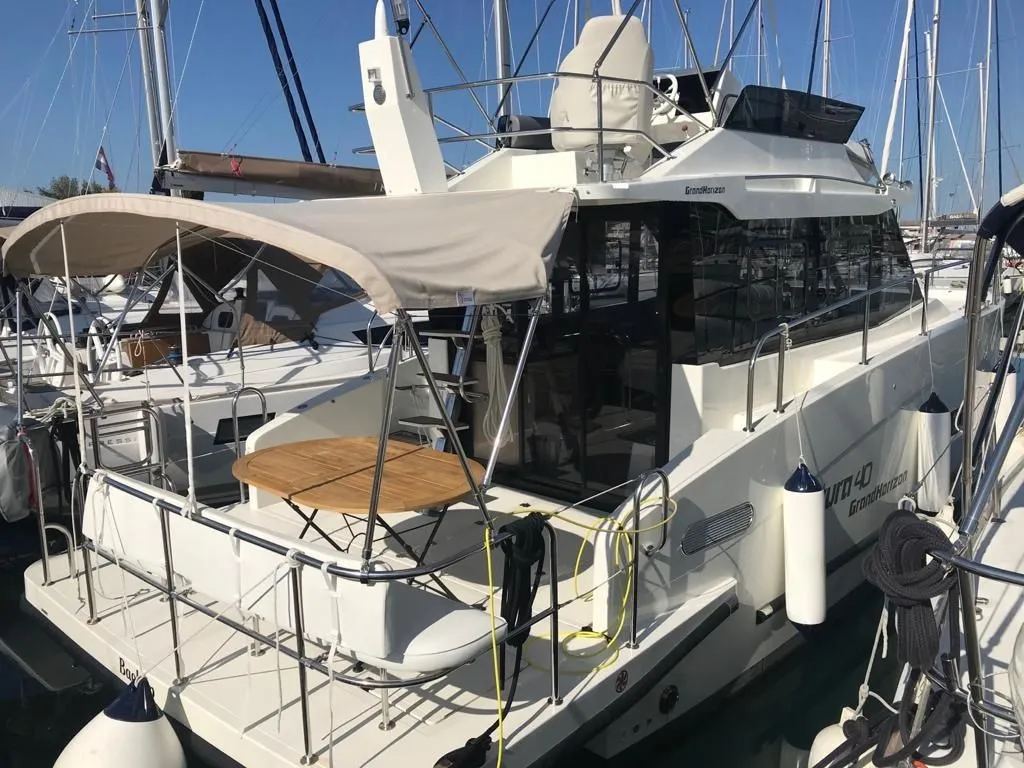 Charter a 11.4m Motor Yacht Cobra Futura 40 in Sukosan