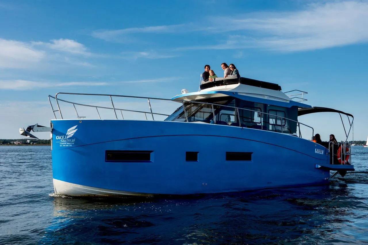 Boat - Explore Wilkasy on a 12.7m Rental Cobra Futura 40