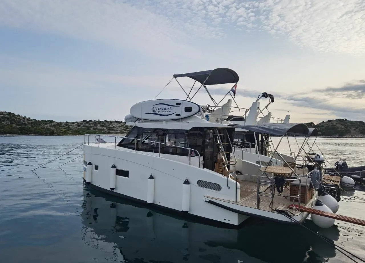 Rent a 11.4m Cobra Futura 40 Motor Yacht in Tribunj