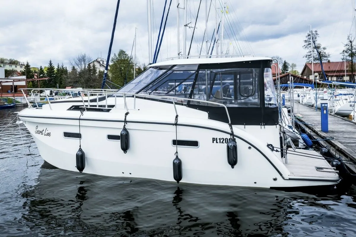 Boot - 8.9m Gizycko Motor Yacht Hire
