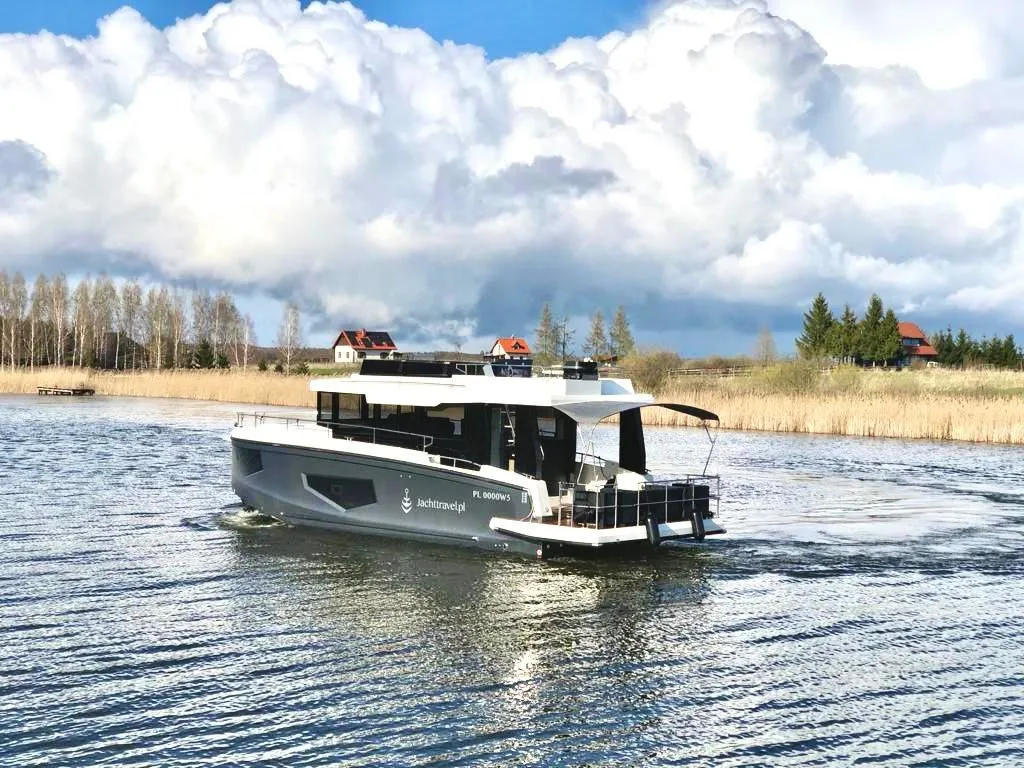 Charter a 13.5m Motor Yacht in Mikolajki