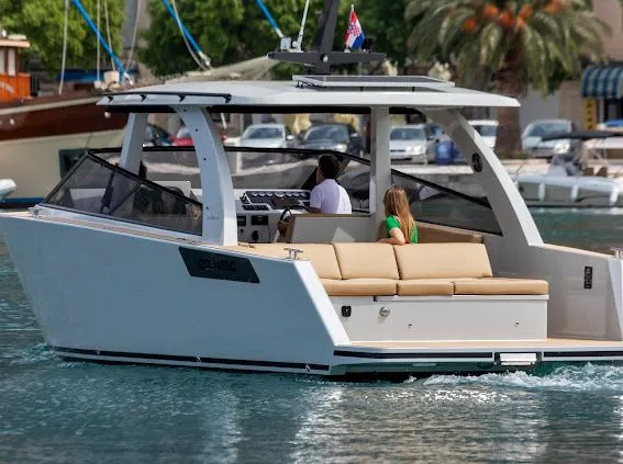 10.3m Makarska Motor Yacht Hire