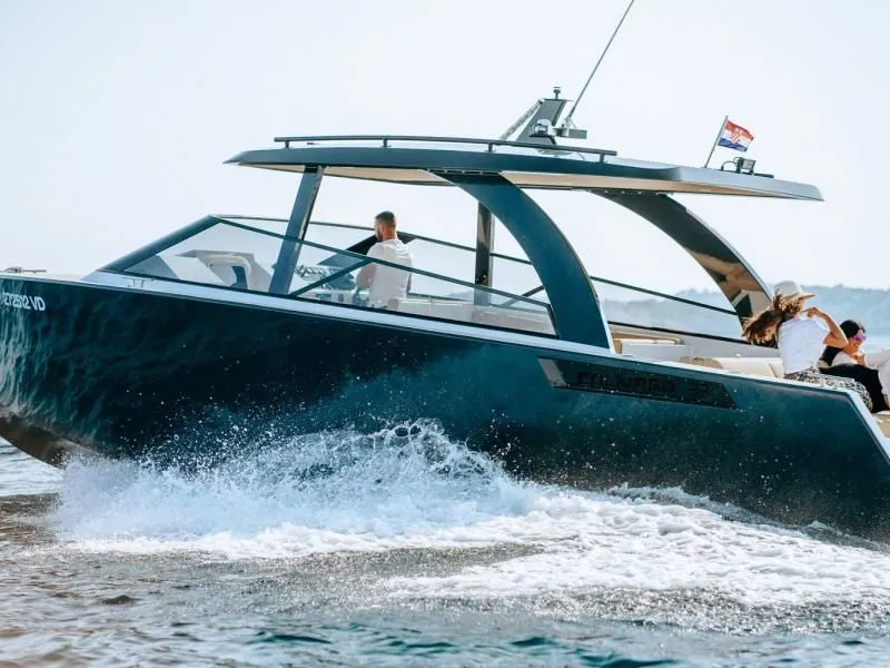 Rent a 10.28m Motor Yacht Colnago 33 JG in Vodice