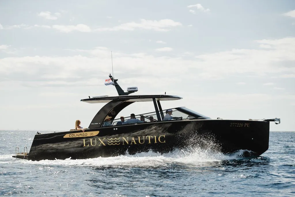 Charter a 11.38m Motor Yacht Colnago 35 in Rovinj