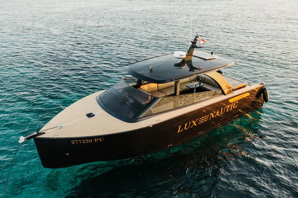 Charter a 11.38m Motor Yacht Colnago 35 in Rovinj