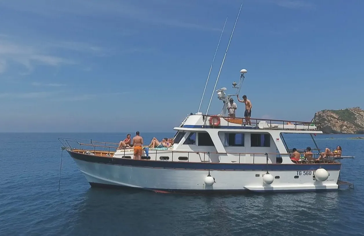 16m Naples Comena 50 Hire
