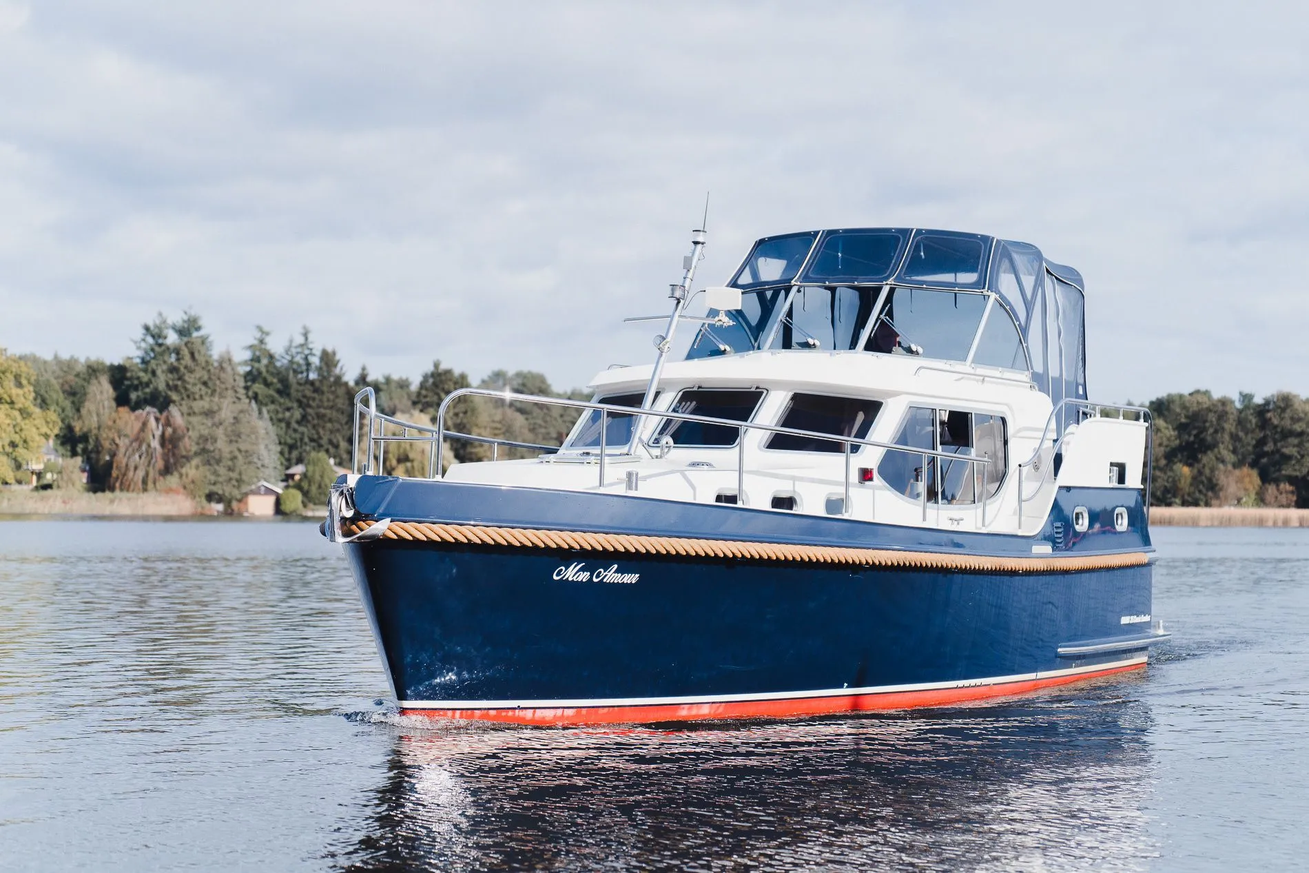 Boot - Charter a 11m Motor Yacht Concordia 108 AC in Fürstenberg/Havel
