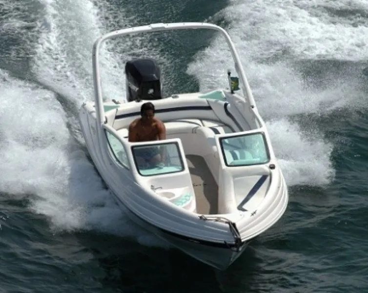 Rent a 6.4m Coral 21 in Angra dos Reis