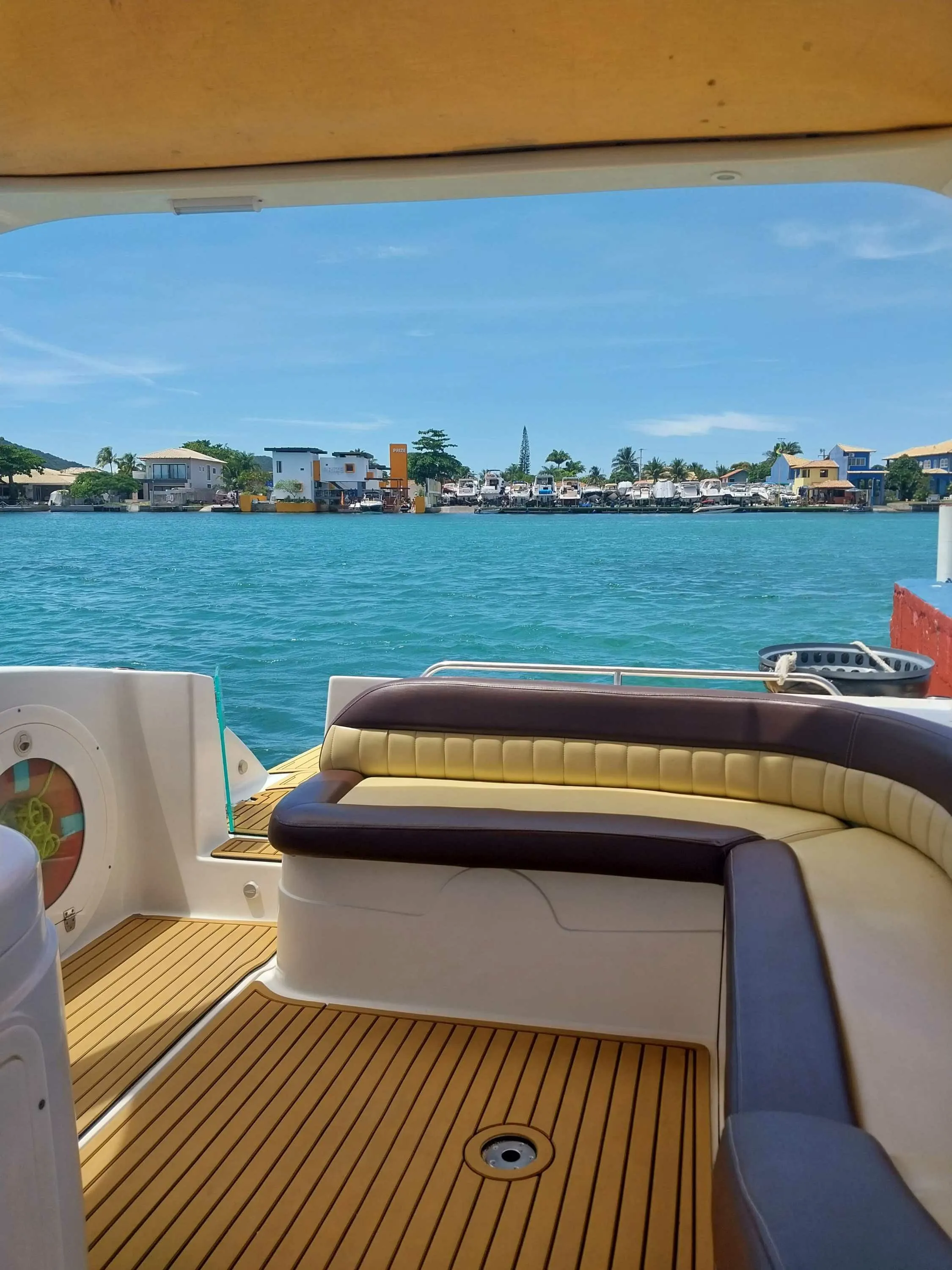 Rent a 8.3m Coral 28 Motor Boat in Cabo Frio