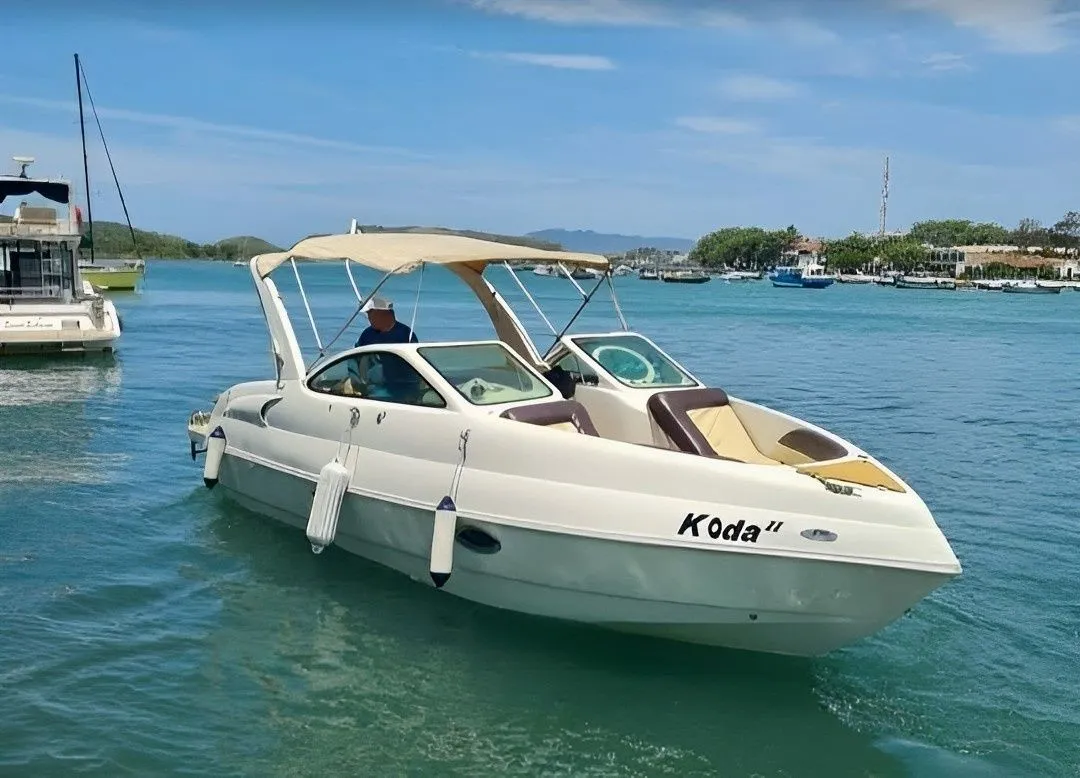 Rent a 8.3m Coral 28 Motor Boat in Cabo Frio