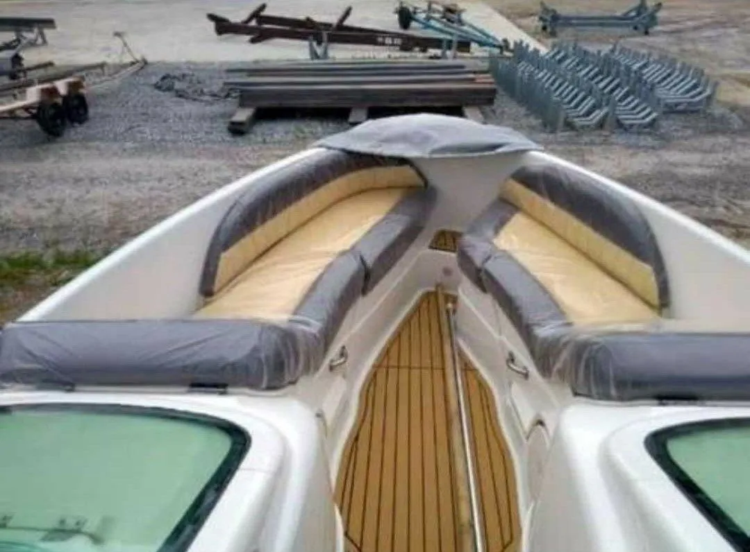 Rent a 8.3m Coral 28 Motor Boat in Cabo Frio