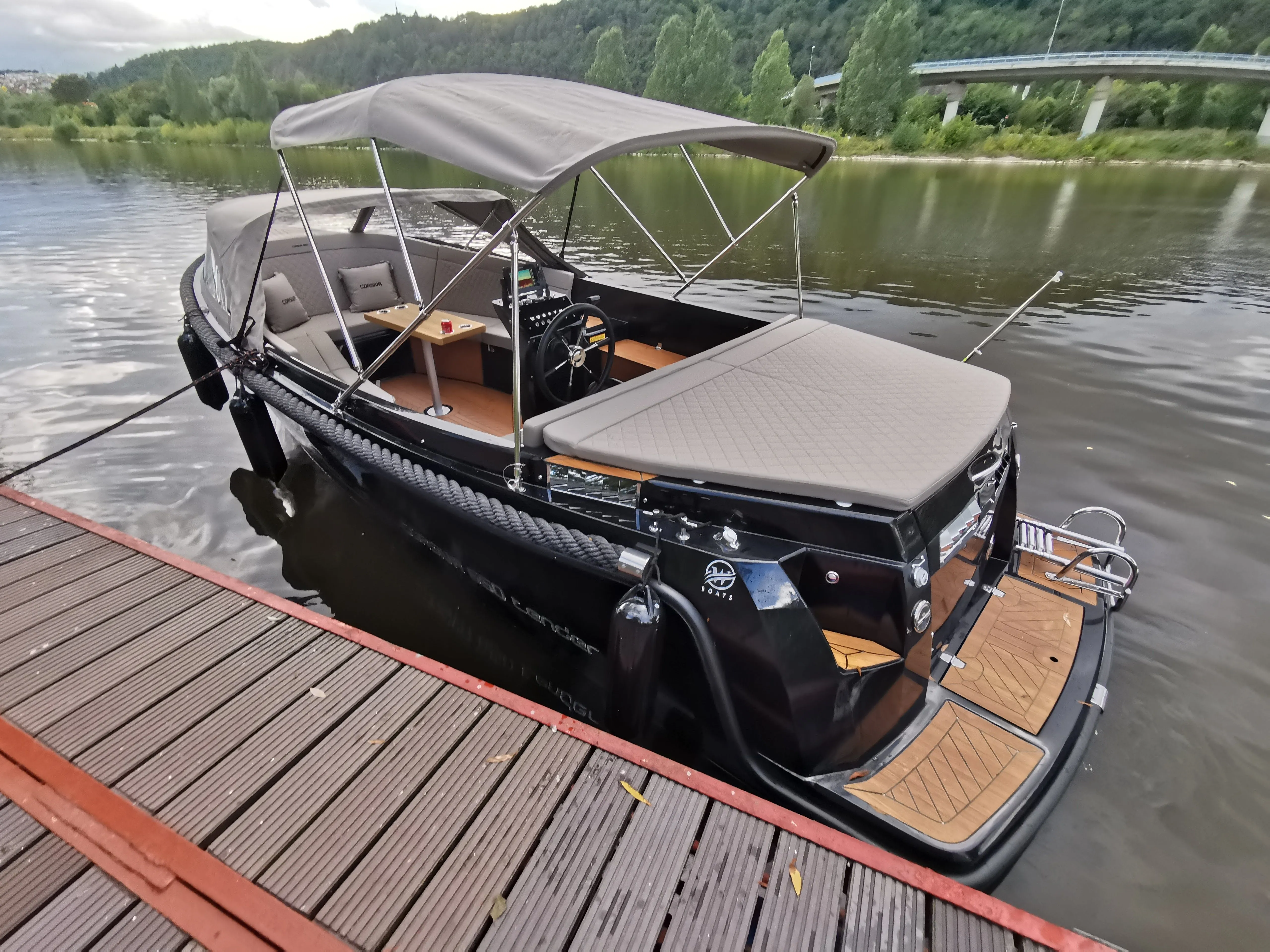 Praha Charter Boat