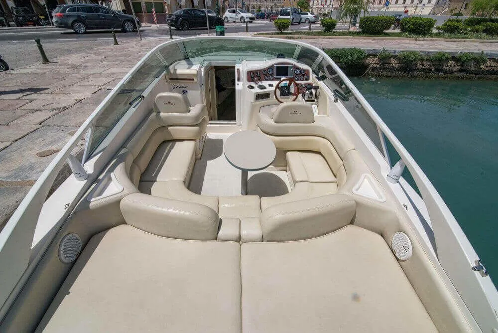 Rent a 10.75m Motor Yacht Cranchi 35 in Zakynthos Town