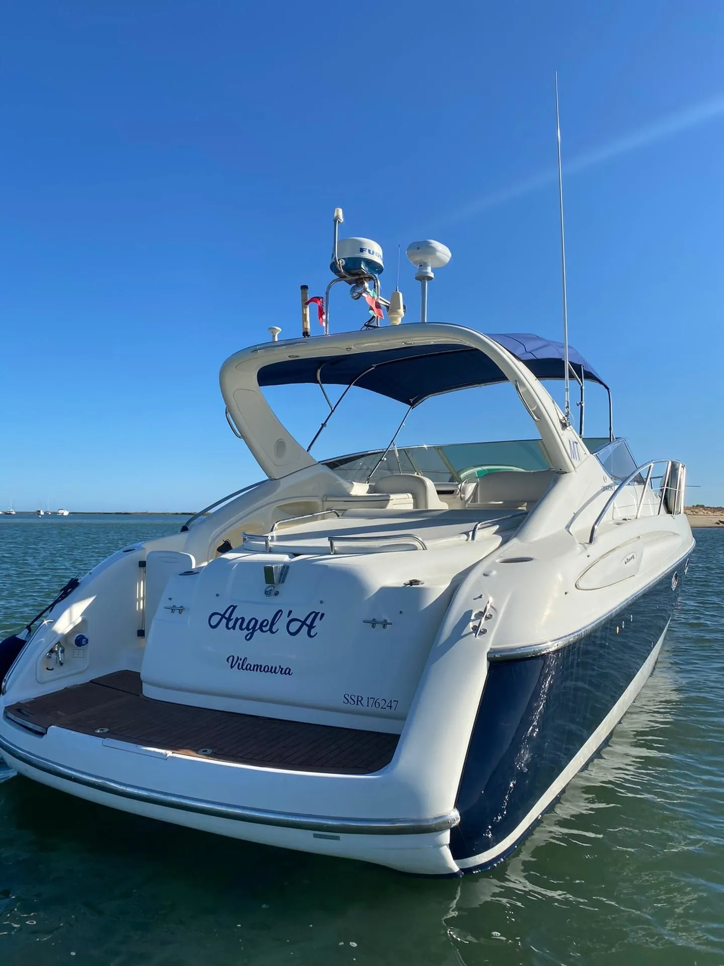 Rent a 12m Motor Yacht Cranchi 39 in Faro