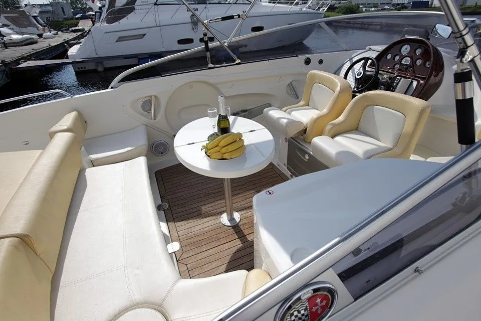 Charter a 8.57m Motor Boat Cranchi CSL27 in Amalfi