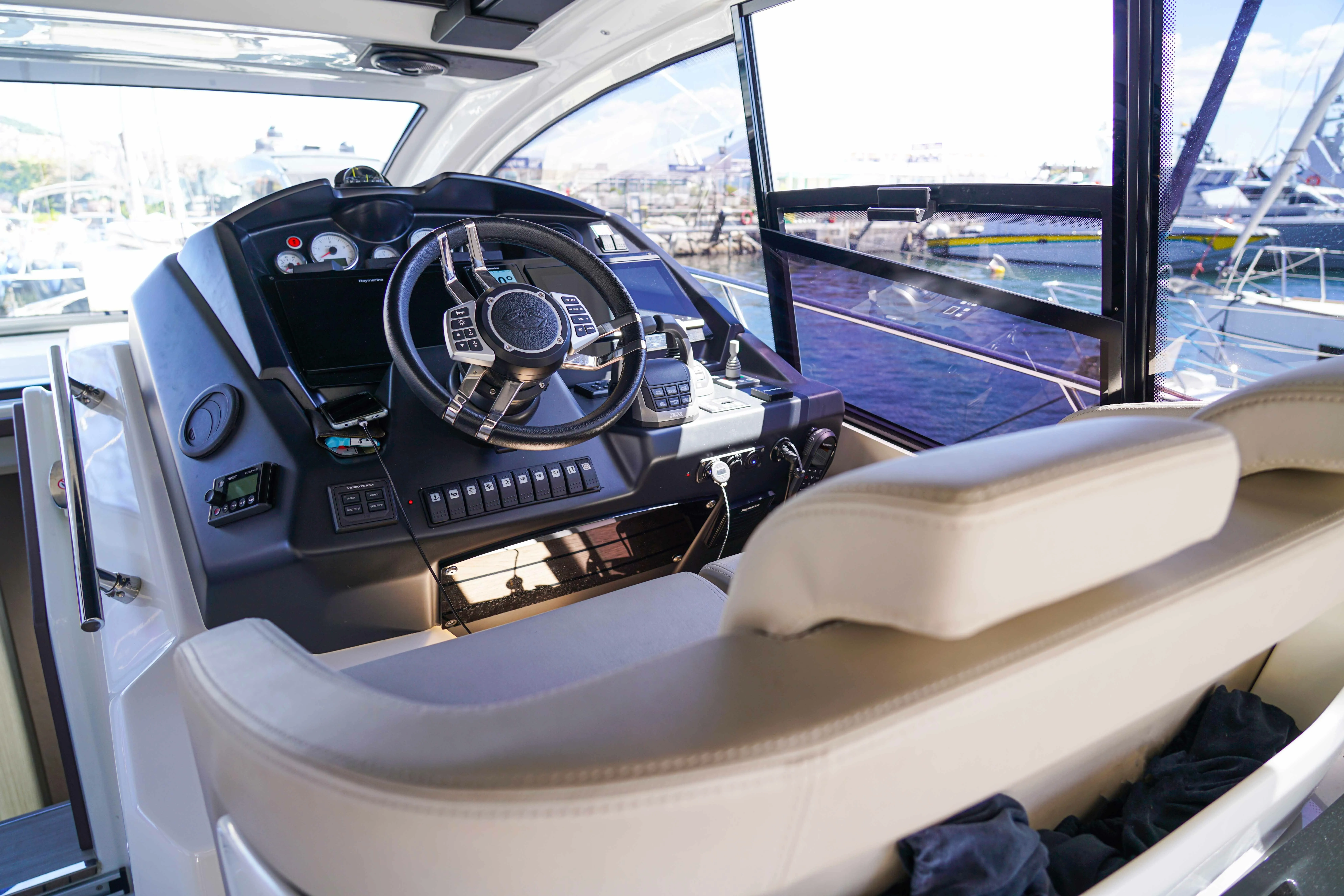 Rent a 14m Motor Yacht Cranchi M44 in Naples
