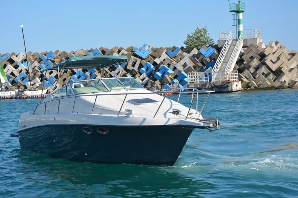 Rent a 7.8m Motor Yacht in Adler