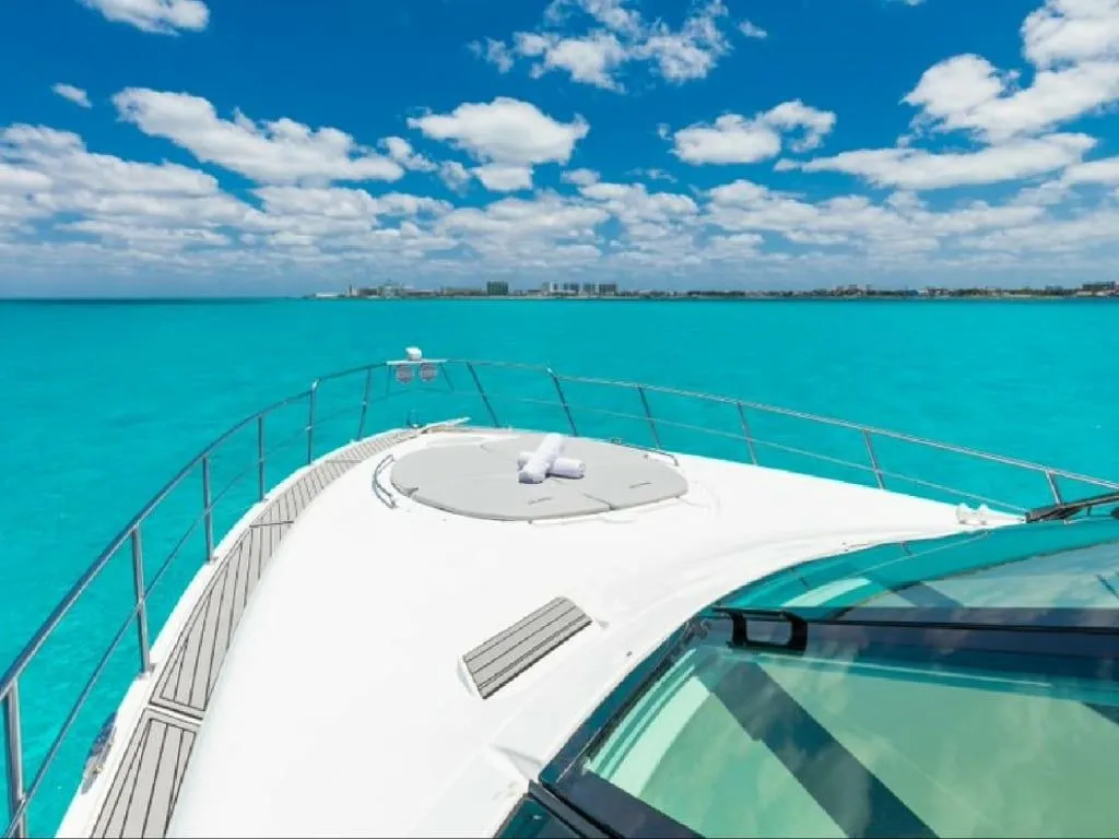 Rent a 16.7m Cruiser Yachts 55 in Cancún