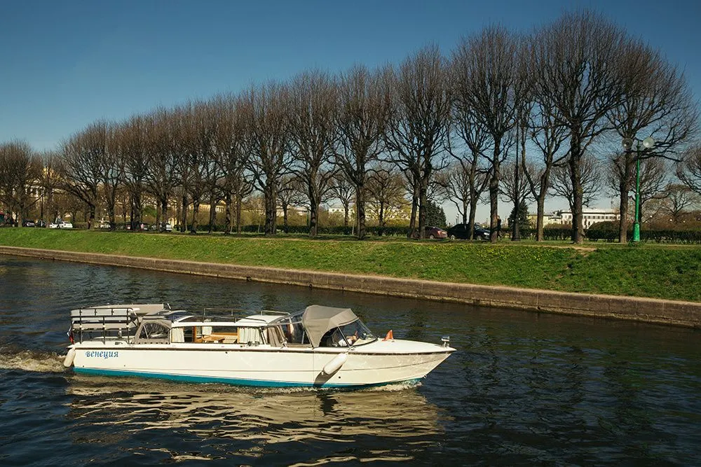 Charter a 9m Boat in Saint Petersburg