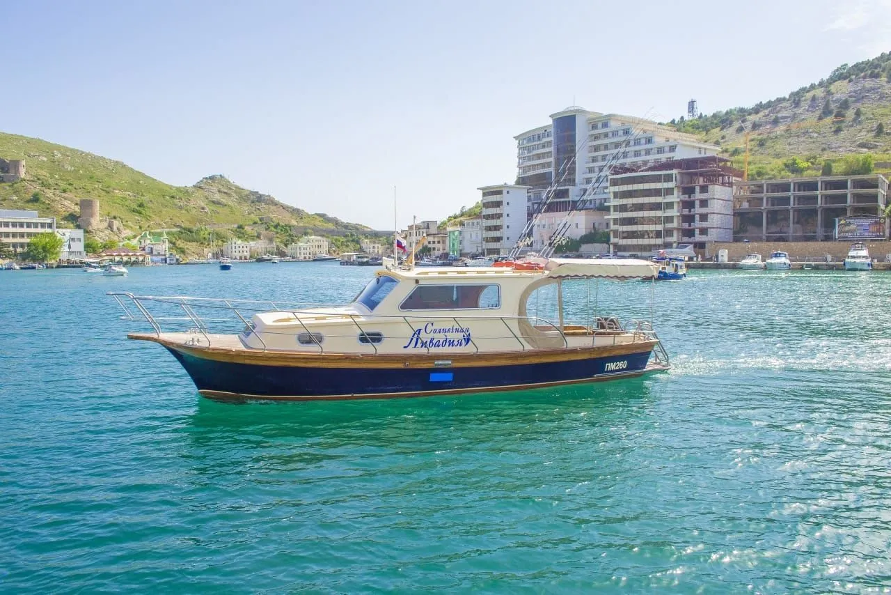 Rent a 10m Motor Yacht in Sevastopol