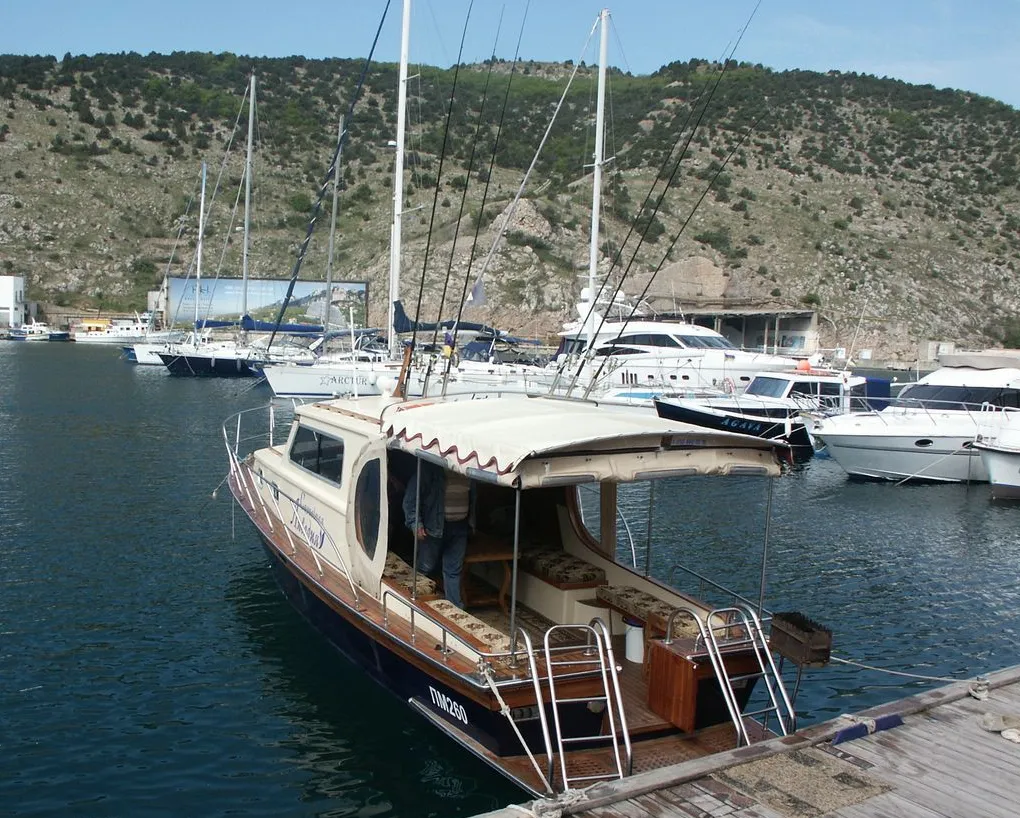 Rent a 10m Motor Yacht in Sevastopol