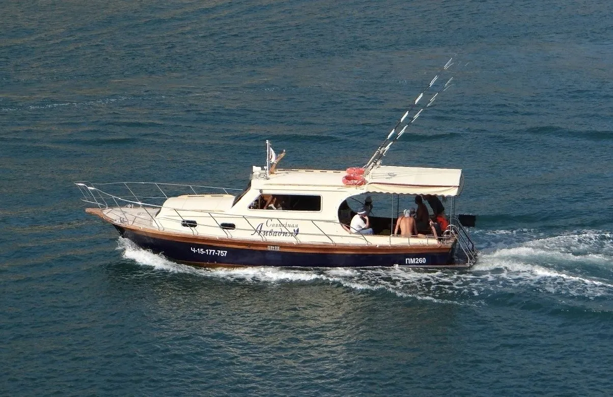Rent a 10m Motor Yacht in Sevastopol