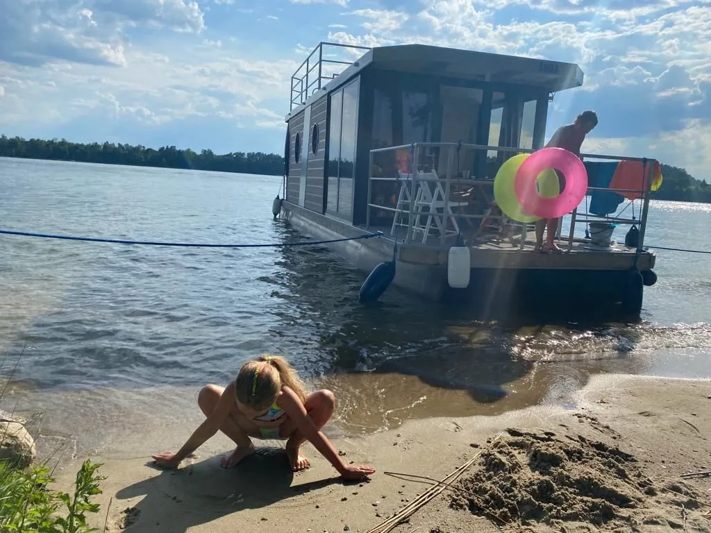 Luna Charter Boat