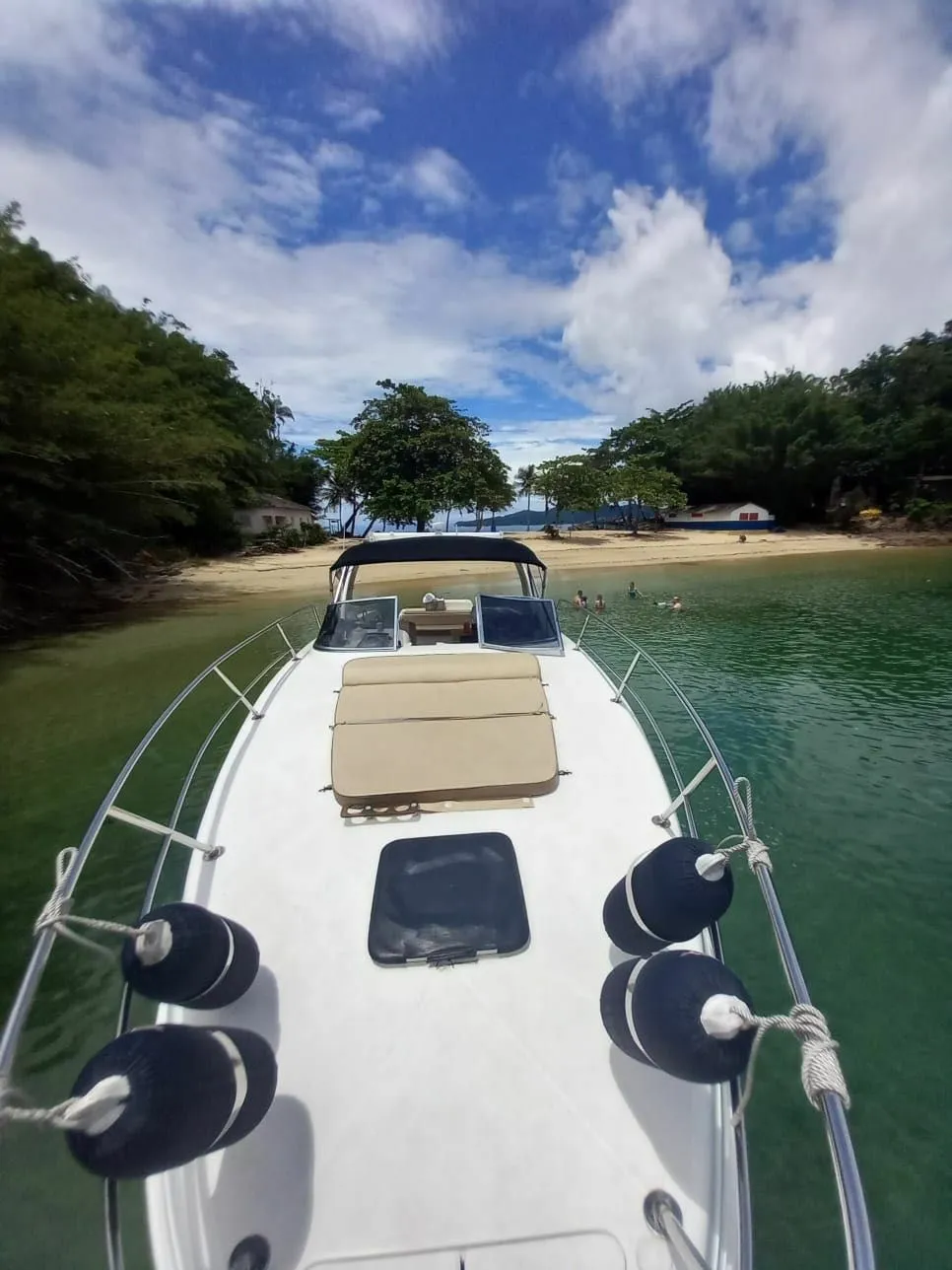 Rent a 13.1m Motor Yacht in Angra dos Reis