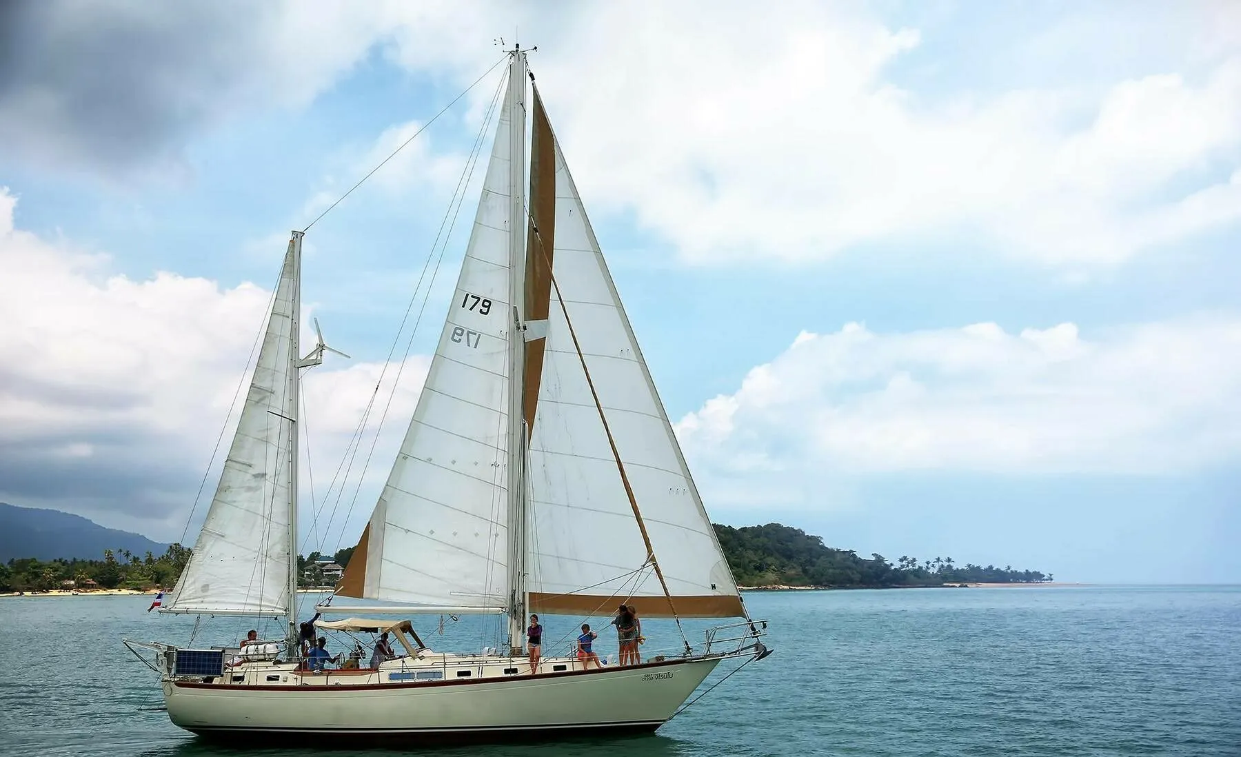 Charter a 13.41m Boat in Lipa Noi