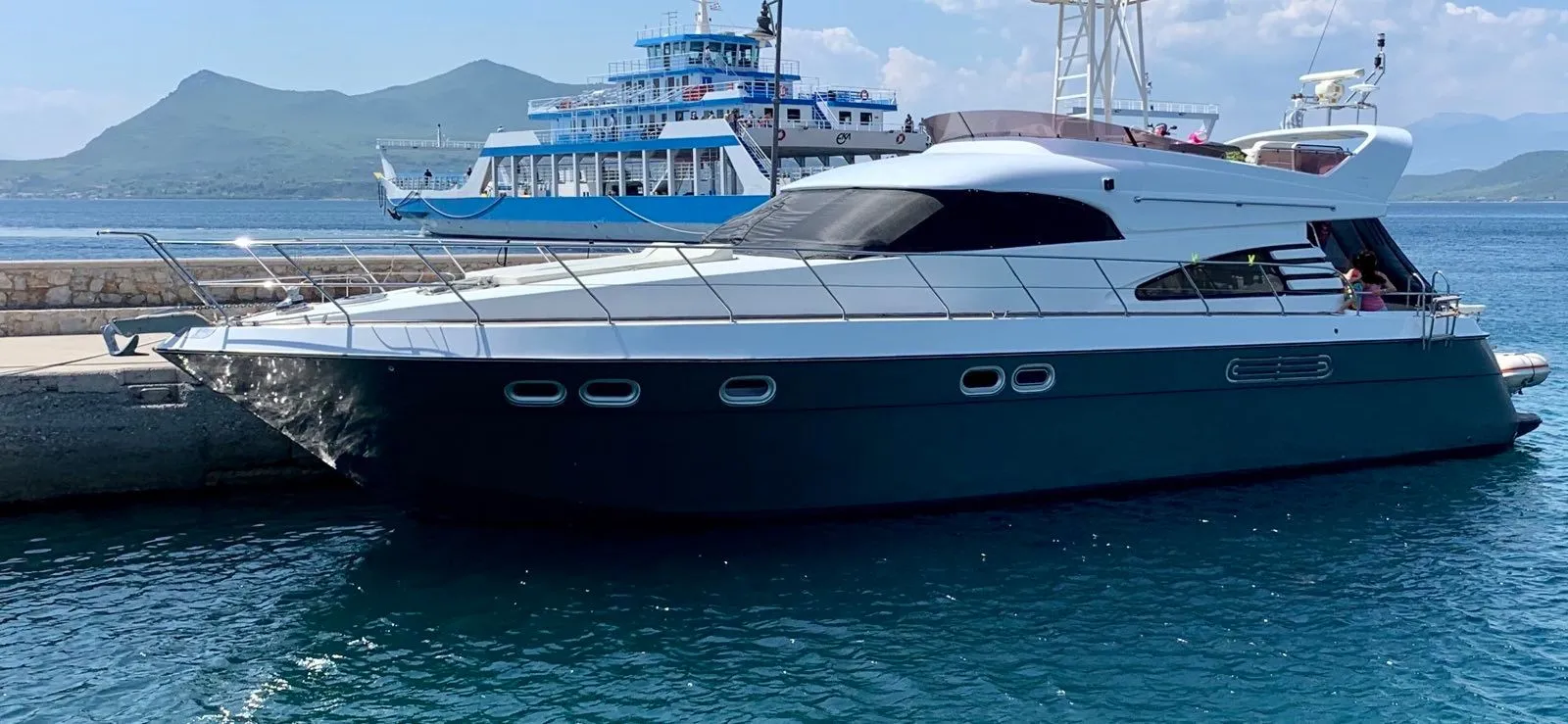 Queen Yacht Charter Boat - 3