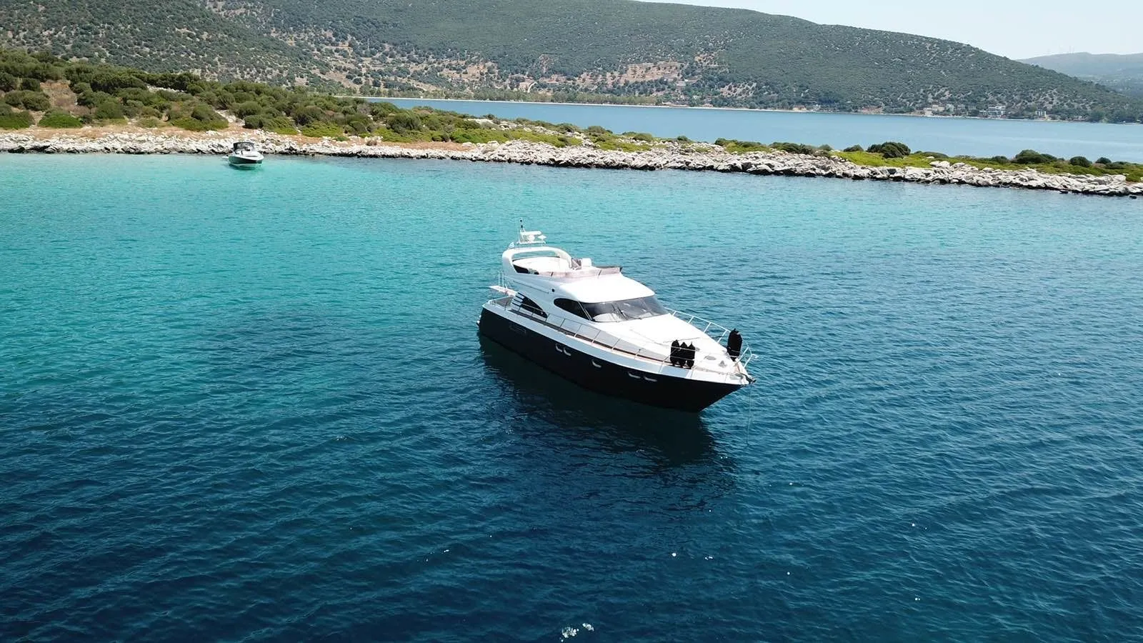 Queen Yacht Charter Boat - 4