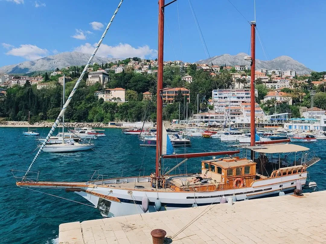Explore Bar on a 18m Rental Sailing Yacht